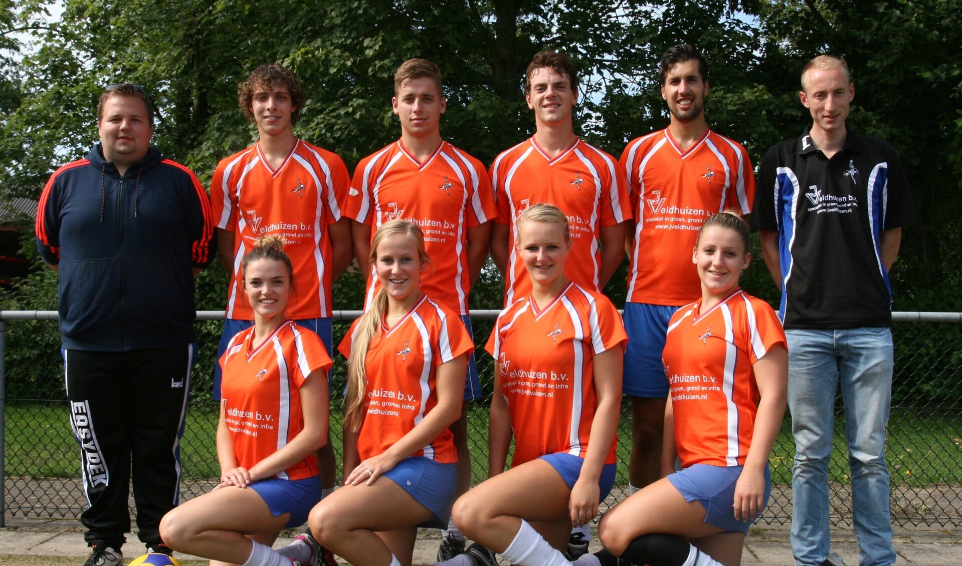 Op de foto de spelers van DOS 1 van dit seizoen met links teammanager Luc den Otter en rechts trainer/coach Steven Brink.