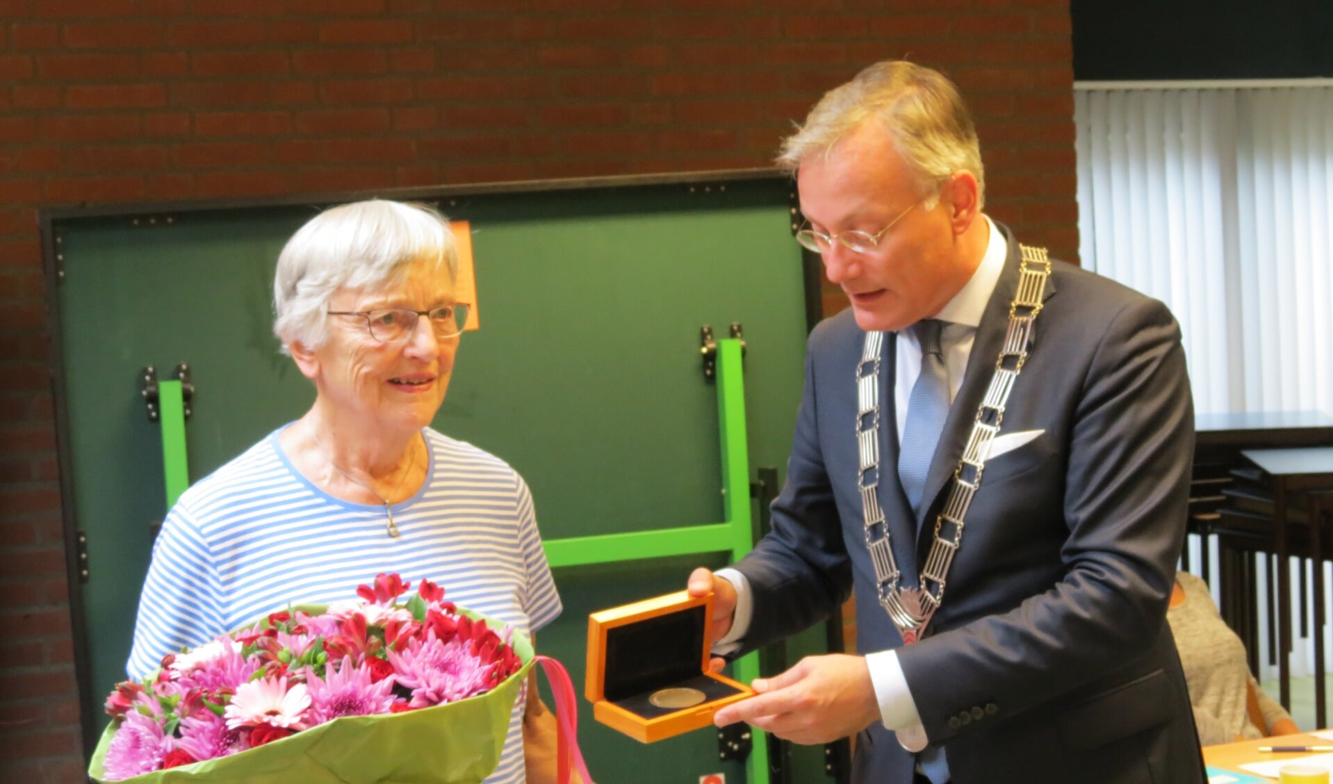 ?Burgemeester Arjen Gerritsen en Nel Leegwater met de Medaille van Verdienste.