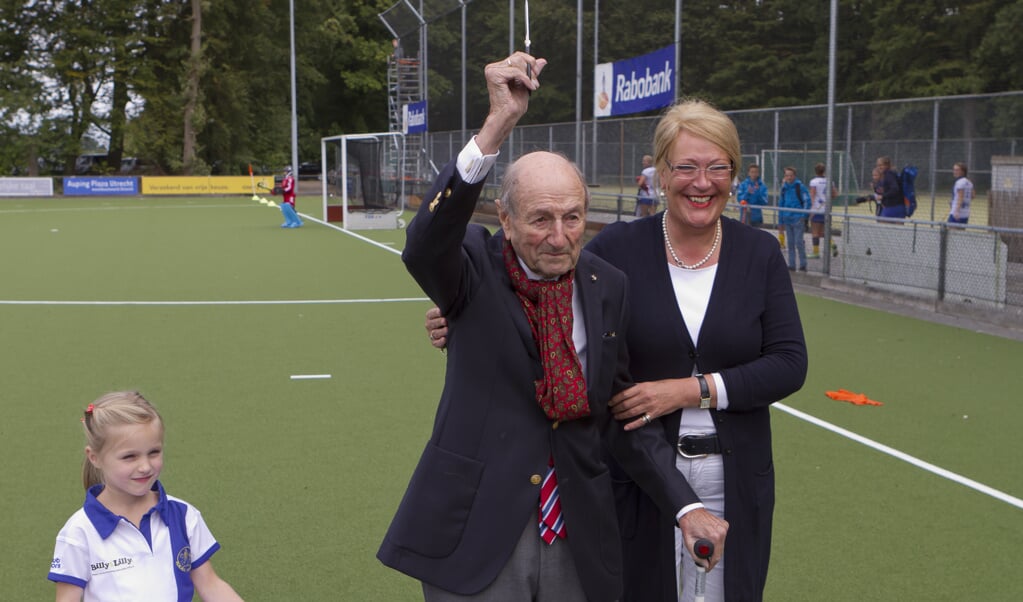 Het oudste lid van Voordaan Paul Volkers (93) en het jongste lid Sterre Boer (5) knippen samen het lint door, bijgestaan door Aafke van Mourik, bestuurslid Voordaan (Foto: Guido van der Burg)