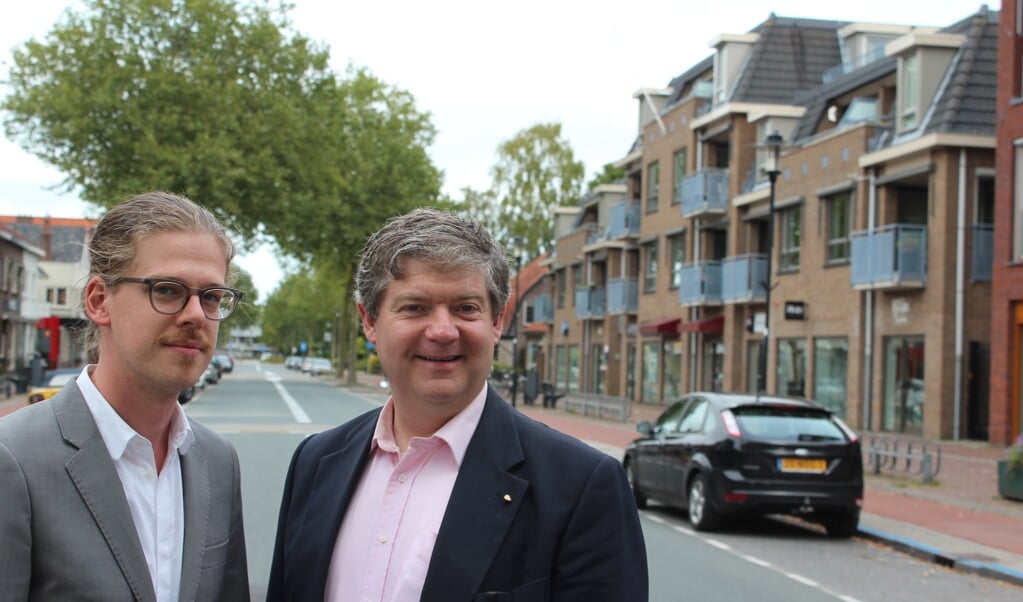 (Links) Dolf Smolenaers en Christiaan van Nispen tot Sevenaer dienen gezamenlijk een initiatiefvoorstel in om de zondagsopenstelling te onderzoeken. 