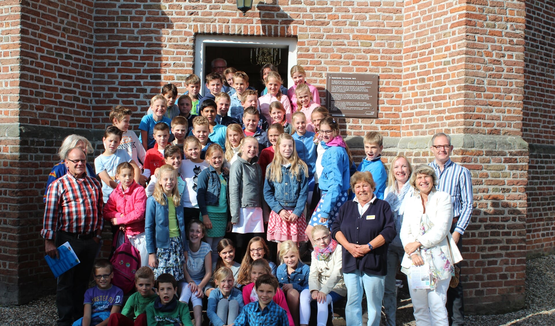 Wethouder Madeleine Bakker en leerlingen van de School met de Bijbel (Maartensdijk) bezochten tijdens het scholenproject van Open Monumenten Dag de Hervormde Kerk in Westbroek.