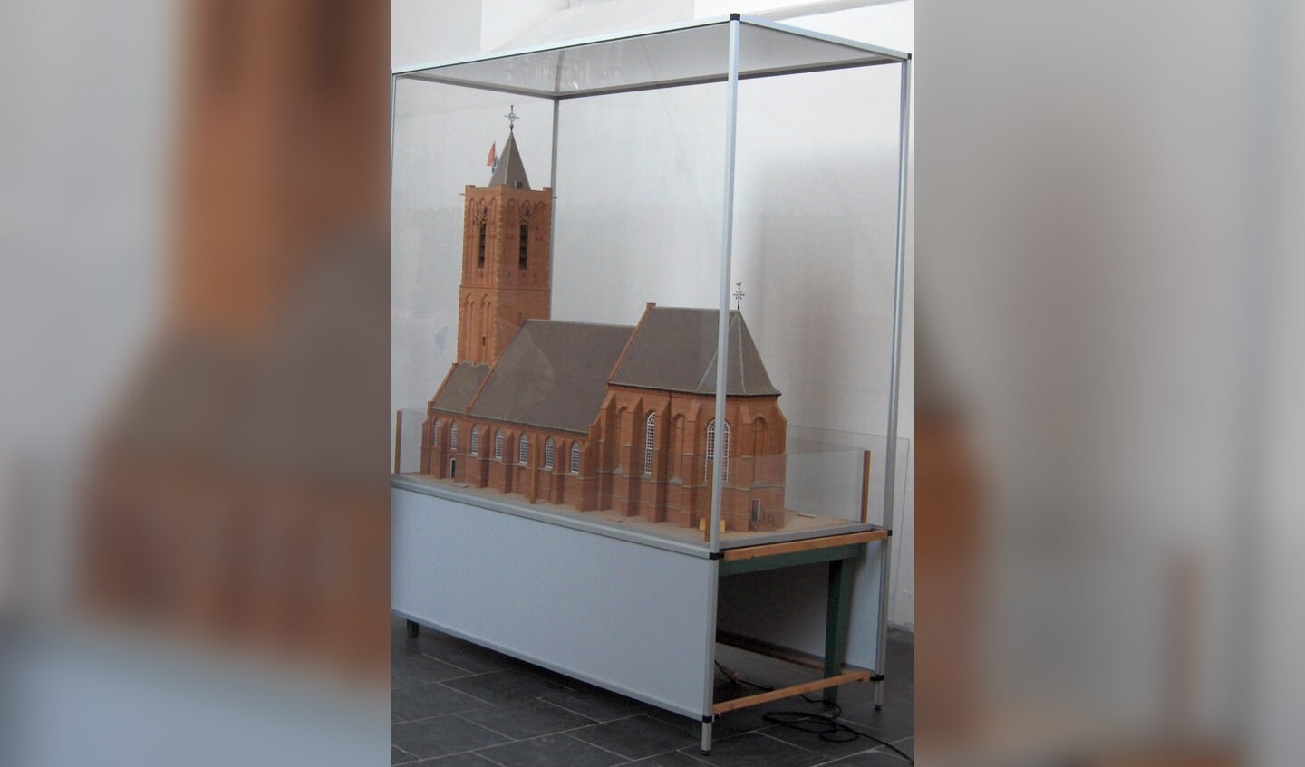 Wim van 't Land maakte als een prachtig voorbeeld van kunst een prachtige replica op schaal van de Hervormde kerk in Westbroek, welke in het koor van dit bedehuis staat opgesteld.[foto uit 2008 van Henk van de Bunt]