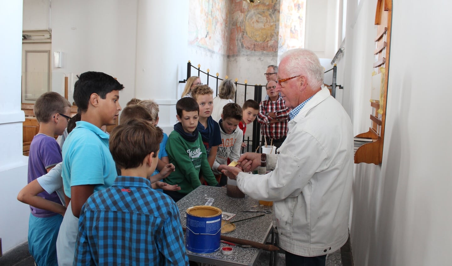 Schilder Hans van Schaik demonstreerde de kinderen oude schildertechnieken en leerde hen hoe je kunt vergulden en een hout-imitatie kunt maken.