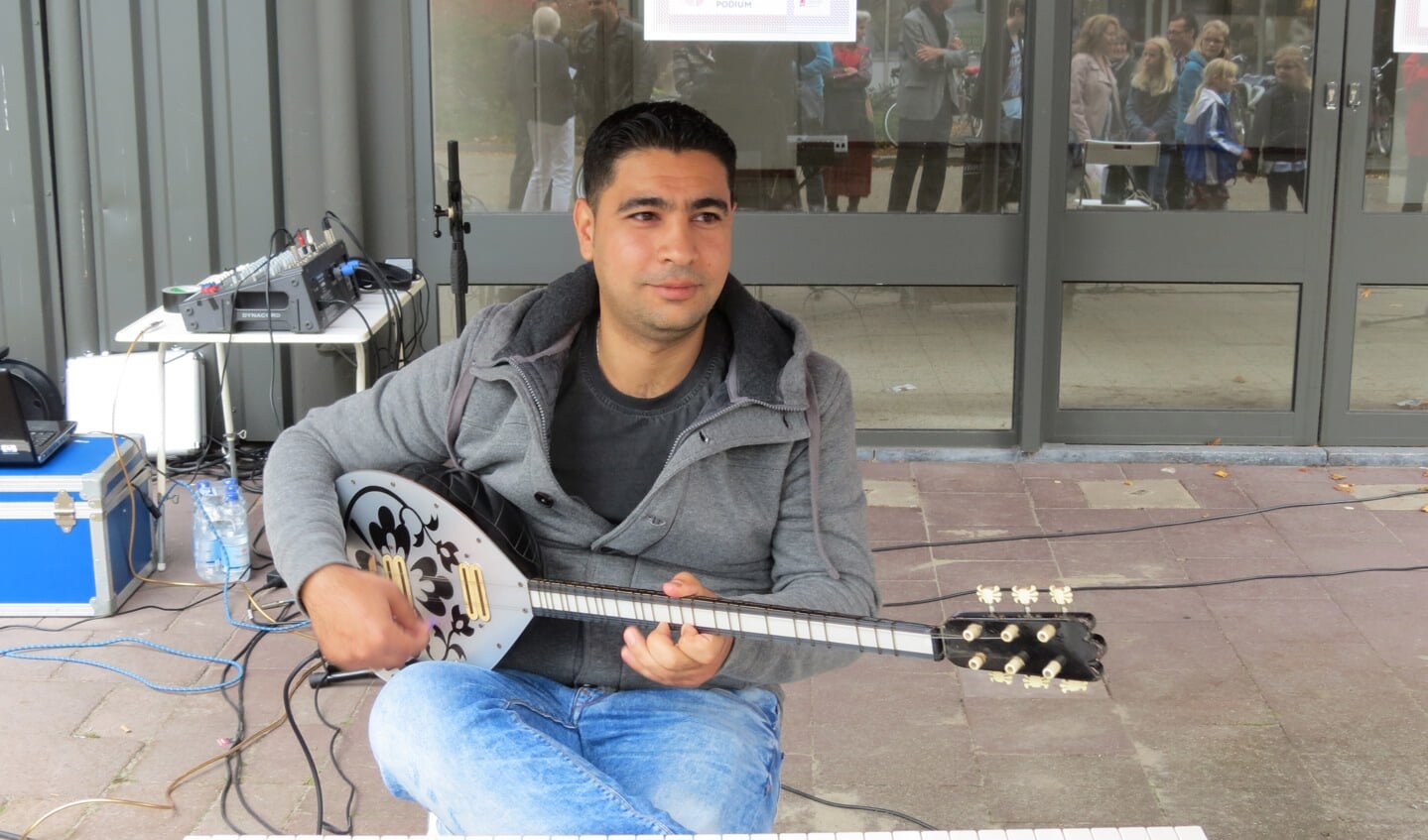 De 28-jarige Nasr Mohamed Ali speelt klassieke Arabische muziek op een  traditioneel snaarinstrument. Nasr is een Syrische vluchteling van Koerdische afkomst en woont twee jaar in Nederland.