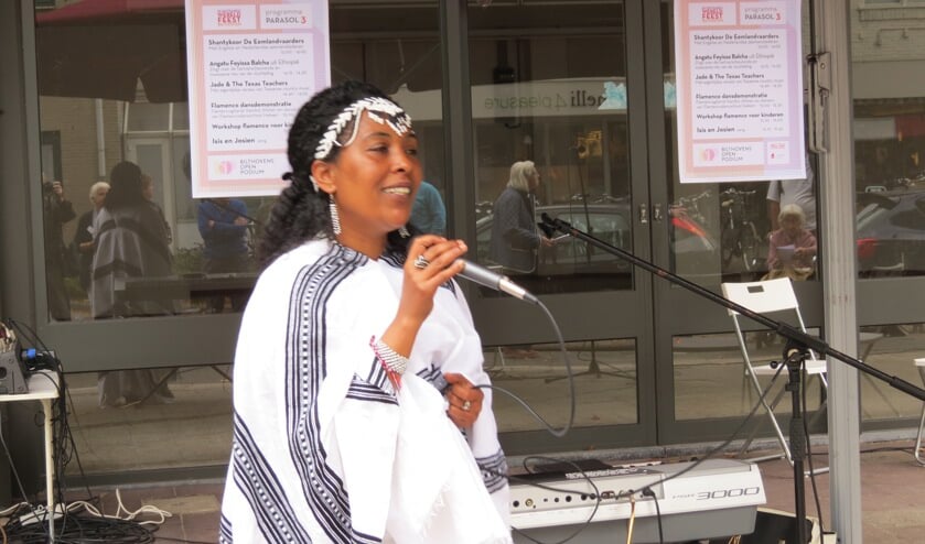 De Ethiopische zangeres Angatu Feyissa Balcha die sinds 2008 in Nederland woont zingt in het Oromo een zelf gecomponeerd lied over hoopgevende liefde.  