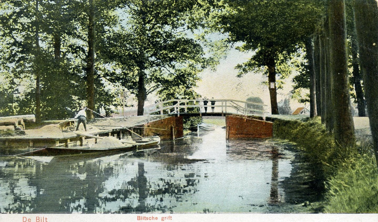 Foto uit 1905 van de brug over de Biltse Grift; aan de oever wordt aan- en afgevoerd (foto uit de verzameling van Rienk Miedema)