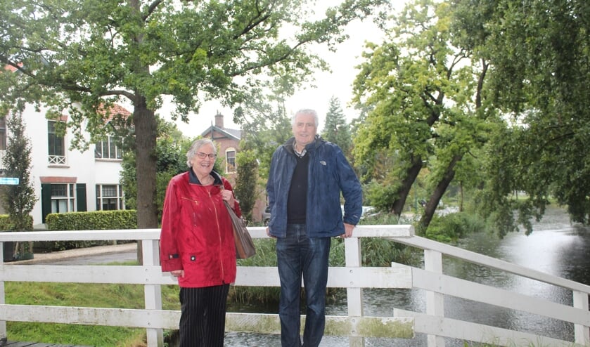 Lies Haan – Beerends en Kees Kort in de stromende regen op de brug over de Biltse Grift bij het Biltse Kloosterpark.