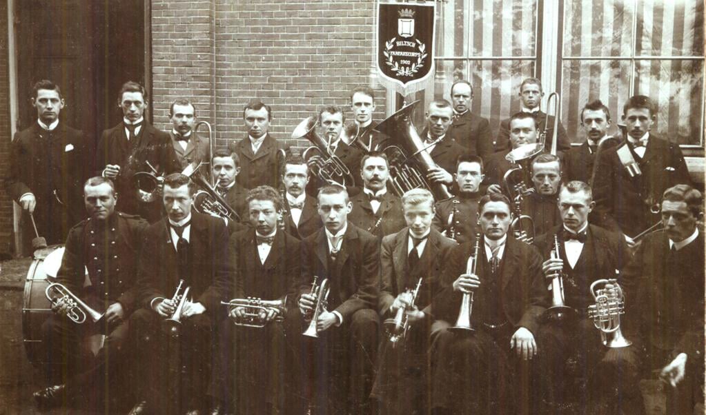 Het Biltsch Fanfarekorps in 1902 (foto uit het boek op pagina 4). 