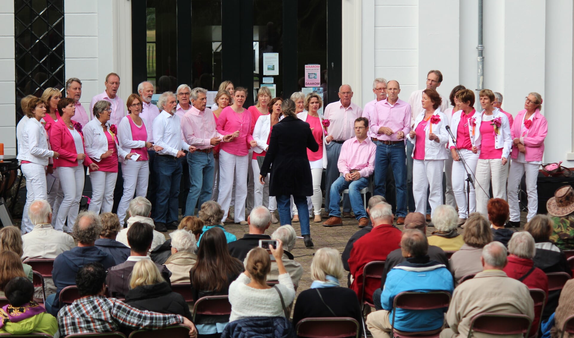 De 49 leden van Valsch & Gemeen zingen verrassend veelstemmig. [Foto Henk van de Bunt]