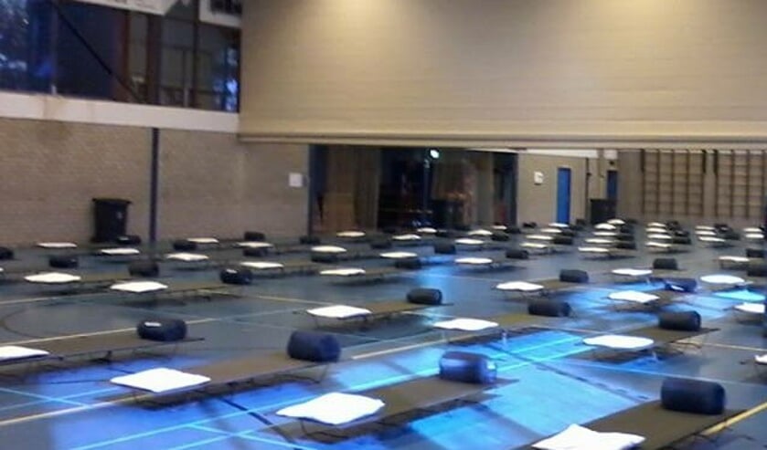 Waar normaal gesport wordt, staan nu bedden.