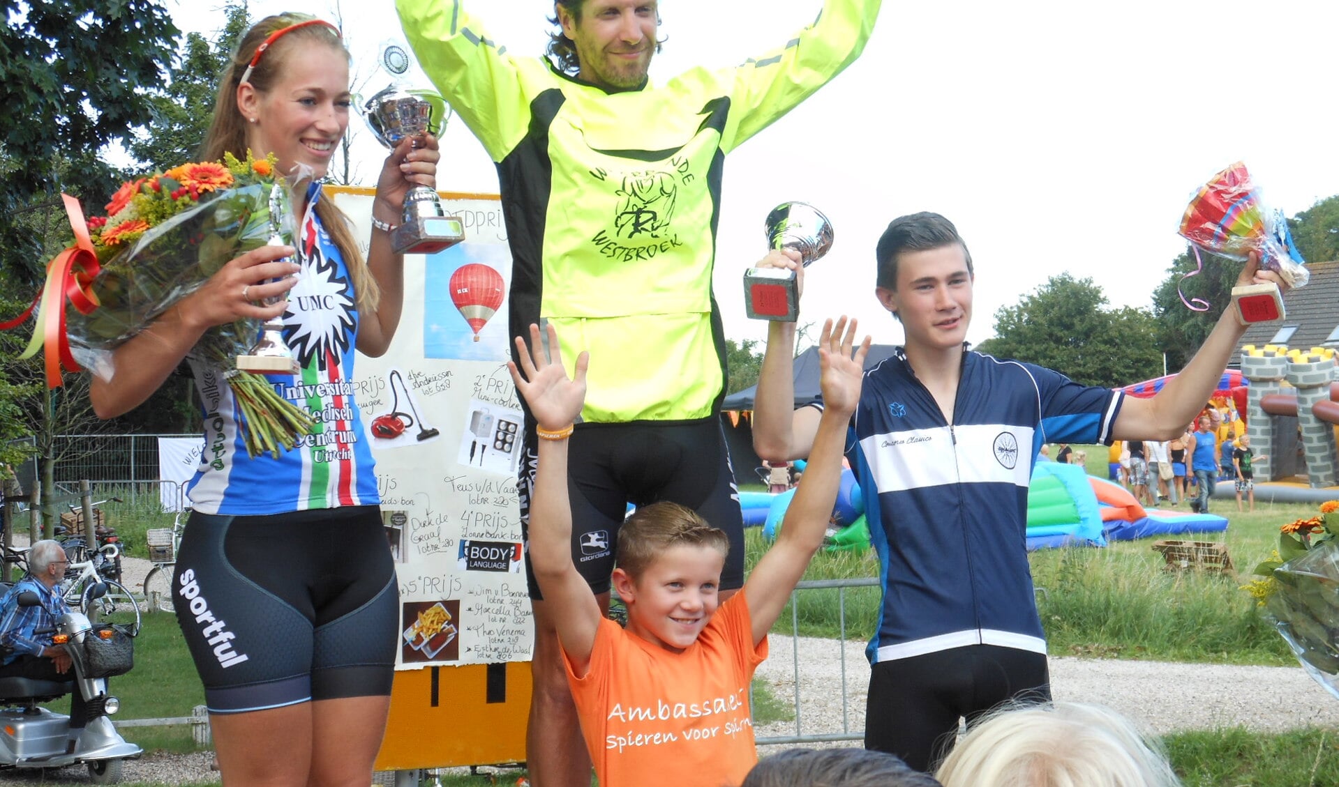 De winnaars van de Wielerronde 2015: Chantalle Timmer (dames), Robert Gaasenbeek (heren) en Erwoud van der Linden (jeugd). Zittend: Danilo Stoof (Kindambassadeur Spieren voor Spieren).