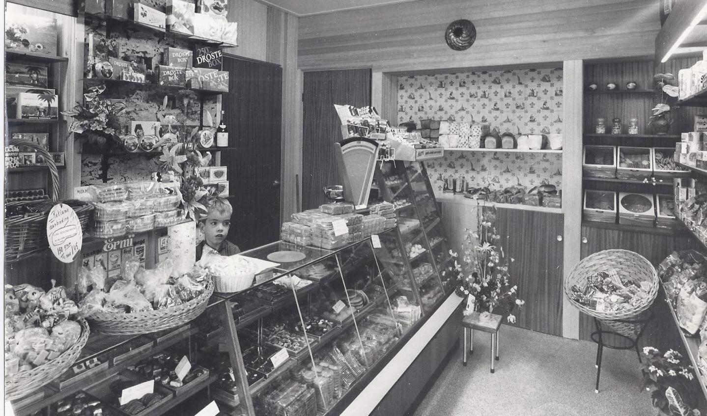 Moeder stond in de winkel en zorgde (later) voor de twee kinderen. In 1960 nam Ger ontslag bij haar werkgever om de winkel over te nemen. Zoon Pim (foto) werd 16 december 49 jaar. 45 jaar geleden kostte 150 gram kersenbonbons fl. 1,45.