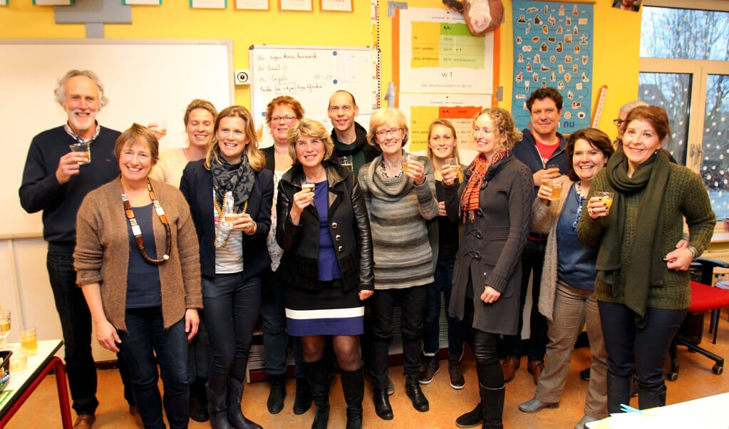 ?Onderwijswethouder Madeleine Bakker-Smit complimenteert het team van de Nijepoort namens het College. [foto Reyn Schuurman]