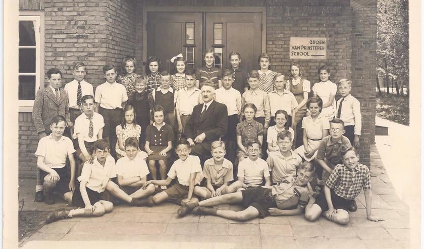 Het vinden van deze oude schoolfoto (1947) met de toenmalige oudste klas (6) naast het mysterie van de woorden op de gevel zette de zaak in beweging.