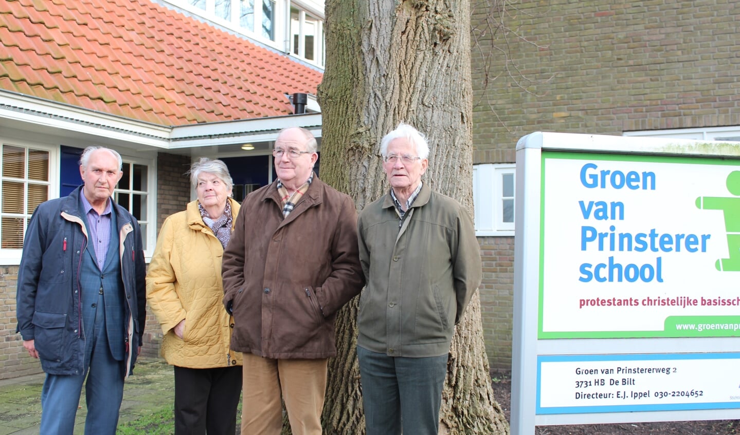 68 jaar later staan v.l.n.r. Chris Onwezen, Ger en Niek van Poelgeest en Joost Paauw weer voor de inmiddels verbouwde Groen van Prinsterer-school in De Bilt.