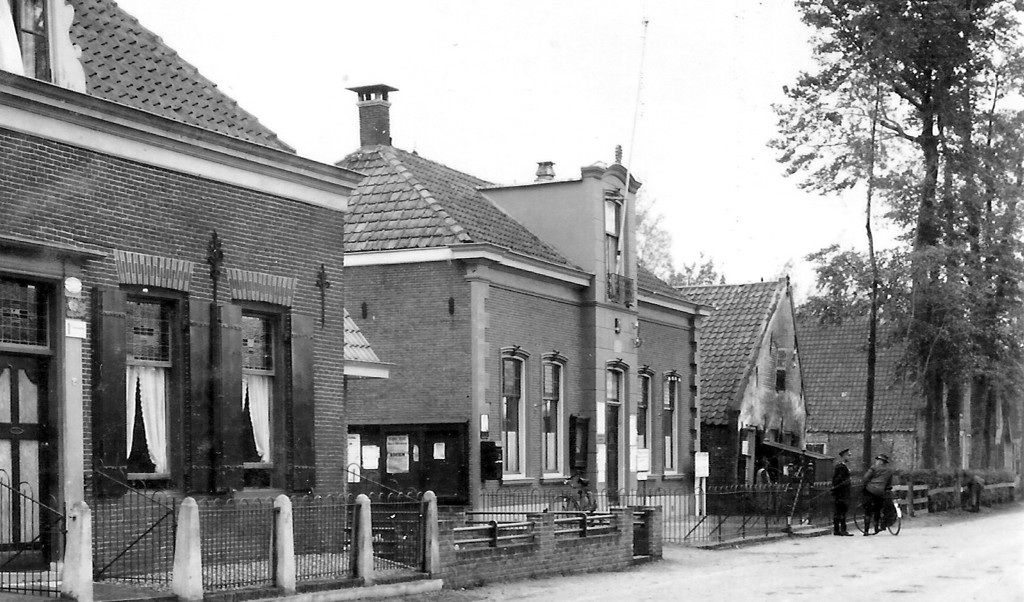 Het gemeentehuis van Westbroek in 1943. (foto Karien Scholte)