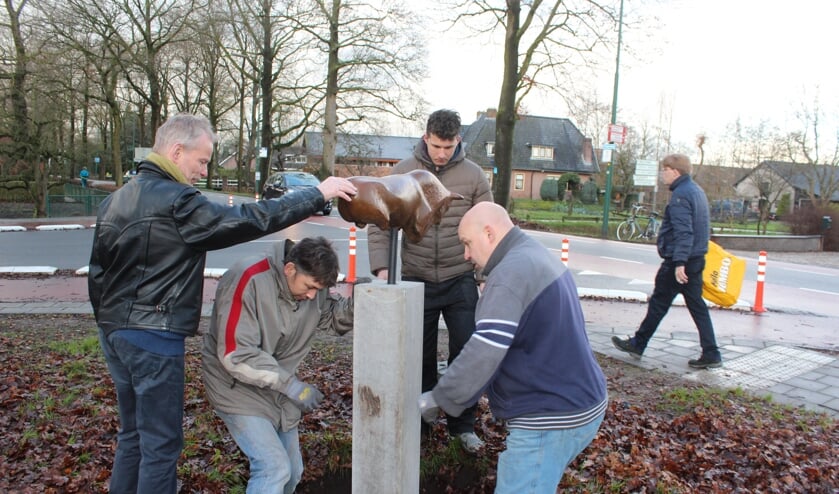 Jaap Roëll assisteert medewerkers van een Tielse Bronsgieterij bij de herplaatsing.