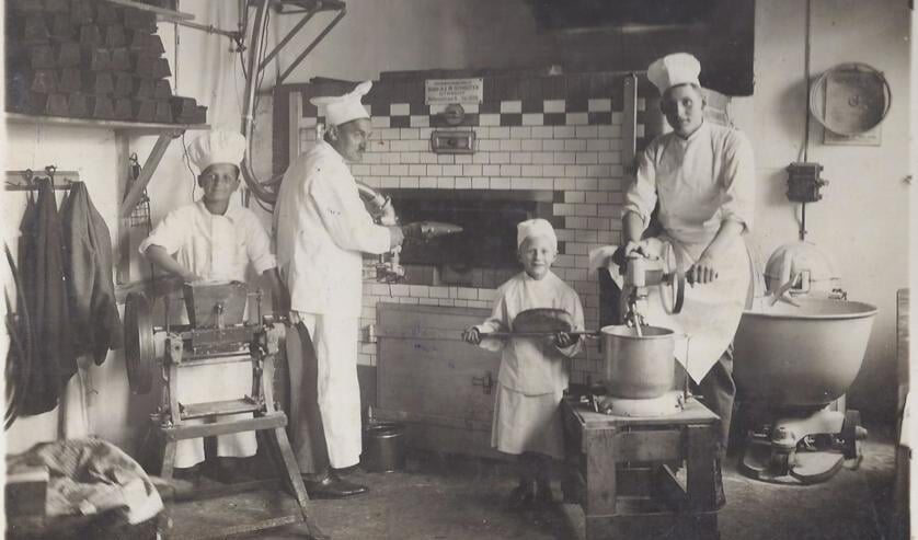 In 1931 waren er alleen al in De Bilt 13 broodbakkers op een veel kleinere bevolking. Hier zijn in beeld Henk van Poelgeest Sr. en Henk van Poelgeest jr. met op de flanken twee medewerkers. 