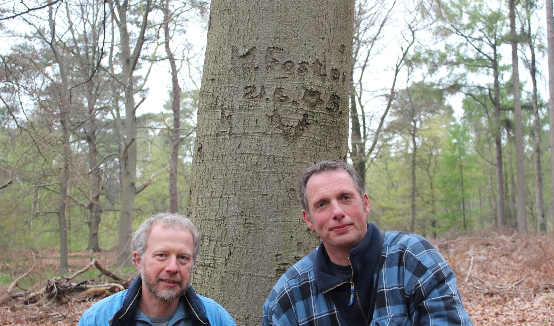 Lex van Boetzelaer (links) en Aad den Outer, die in 2011 'W. Foster aan een boom genageld' ontdekte.