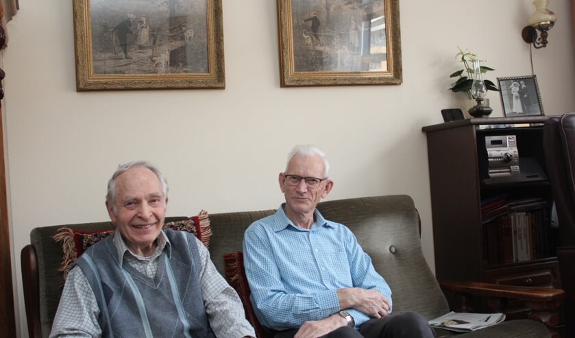 Herman Doornenbal en Arie van Amerongen vertellen in St. Maerten over hun oorlogstijd.