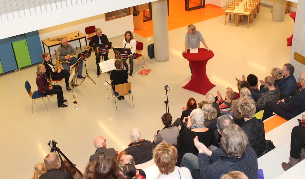 Tijdens de goed bezochte opening werden de vier kunstenaars voorgesteld, alsmede saxofoonorkest Xasaxa onder leiding van Ankie de Niet, dat voor de muzikale omlijsting zorg droeg. (foto Henk van de Bunt)