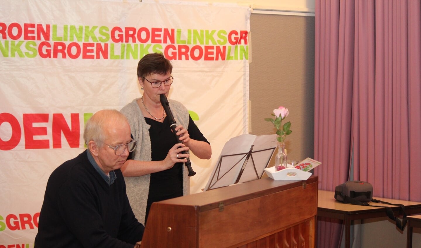 ?Voor de uitreiking van het Groene Lintje speelde wethouder Anne Brommersma, samen met Gerrit Bloothooft 'Clair de Lune van Debussy'.