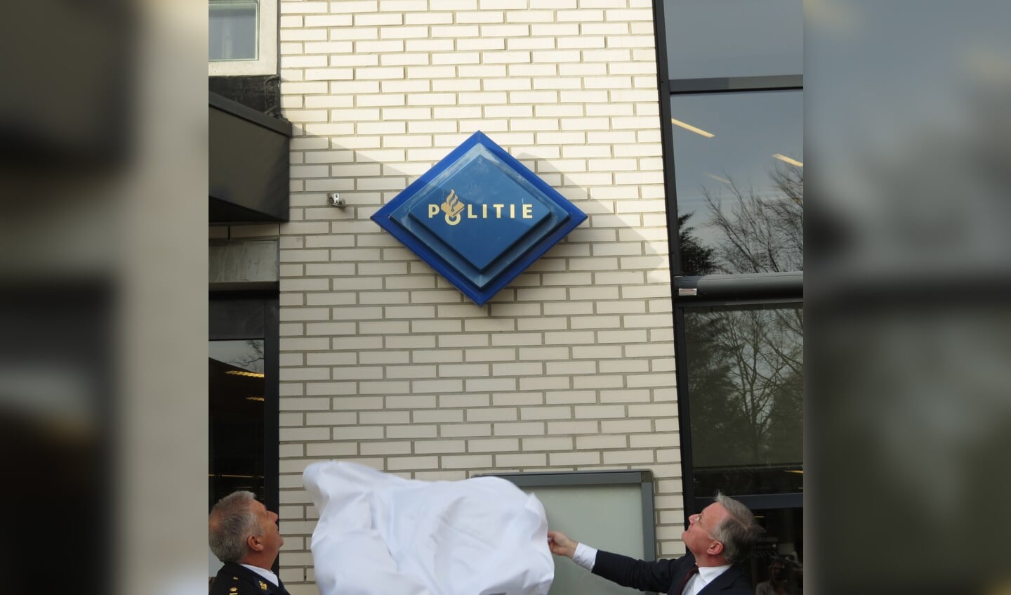  Met de onthulling van een politielogo door Martin Valenkamp, basisteamchef BES Nationale Politie en burgemeester Arjen Gerritsen werd de nieuwe locatie in gebruik genomen.