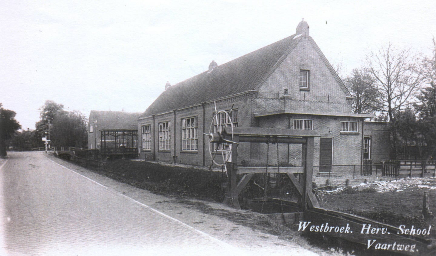 Een foto uit 1930 van de voormalige Hervormde School langs de Vaartweg. De Burgemeester Huydecoperweg heette vroeger de Kerkeindsevaartdijk of Vaartweg in Westbroek. Oudere Westbroekenaren spreken nog van ‘De Vaart’. (foto uit de verzameling van Rienk Miedema)