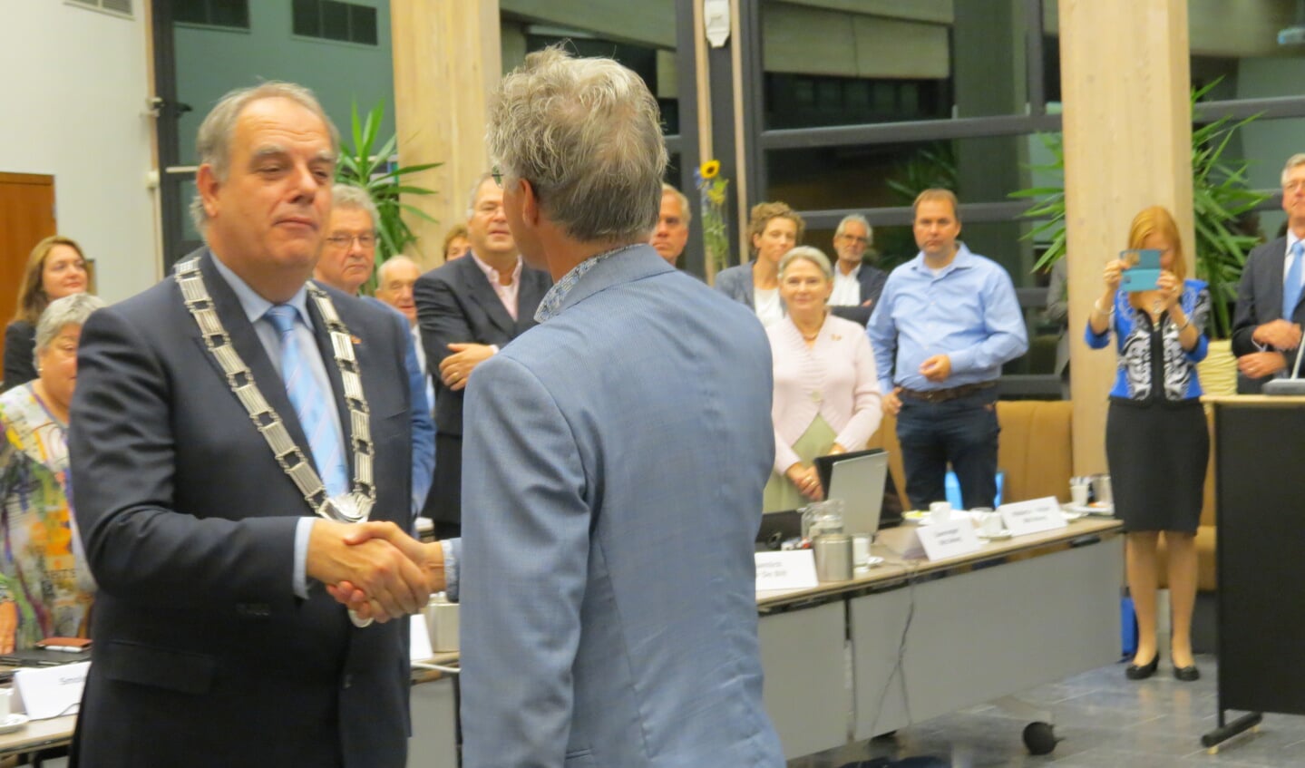 Burgemeester Bas Verkerk met de ambtsketting.