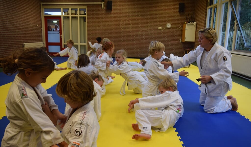 Kinderen krijgen les in alle waarden waar judo voor staat.