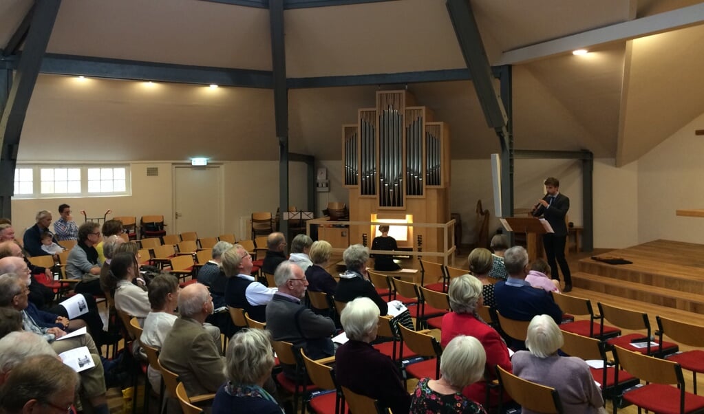 In een redelijk bezette centrumkerk wordt aandachtig naar de jonge musici geluisterd.