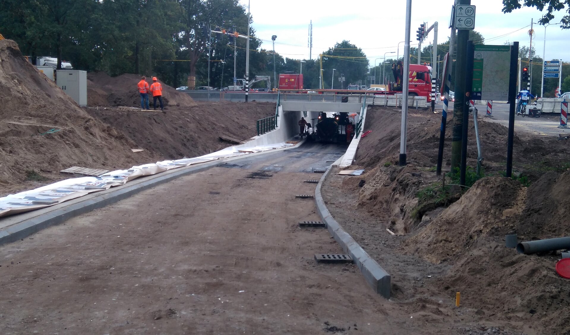 Maandagochtend 10 oktober werd de weg weer opengesteld en konden de fietsers gebruik maken van de nieuwe fietstunnel. Ook zijn de nieuwe verkeerslichten in bedrijf. [foto Reyn Schuurman]