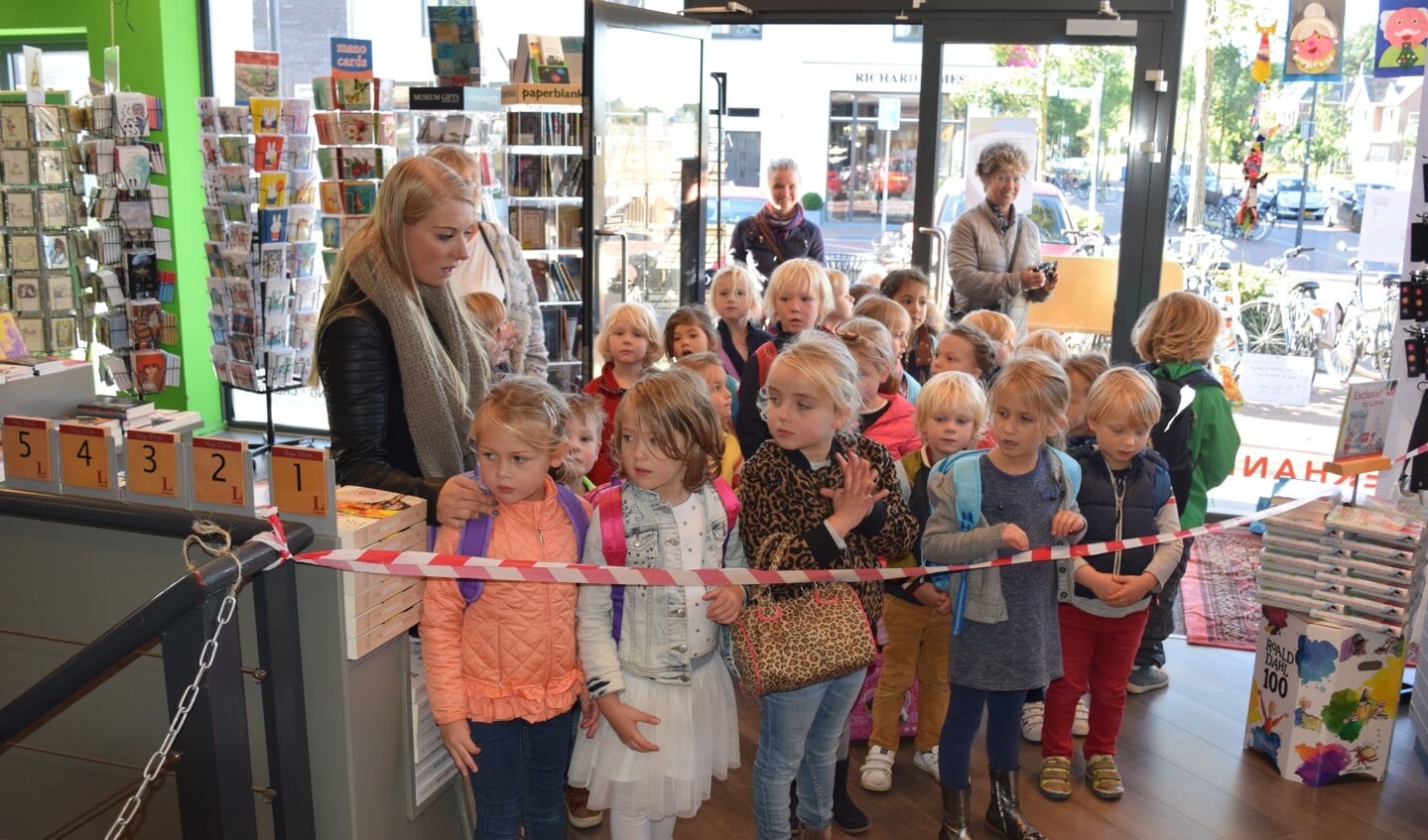 Kinderen van de Van Dijckschool in Bilthoven openen bij de Bilthovense Boekhandel de Kinderboekenweek.
