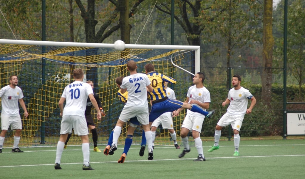 Twee Bunnikspelers teisteren het Maartensdijkse doel; zeven Maartensdijkers hopen op betere tijden.