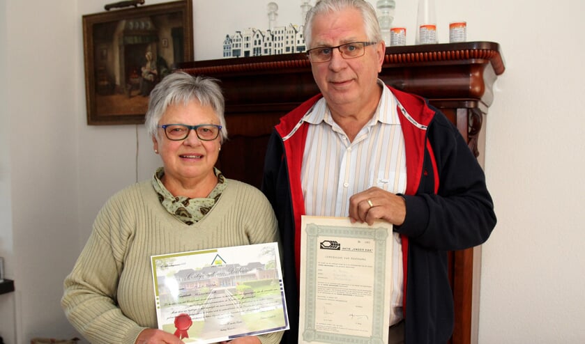 De familie Bitter toont trots het nieuwe en het oude Vierstee certificaat.