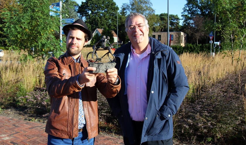 Peter en Tibo met het schaalmodel op de beoogde locatie.