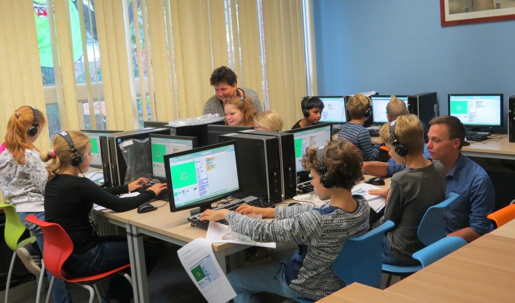 Leerlingen van groep 7 van De Rietakker bezig het wereldrecord programmeren te verbeteren.