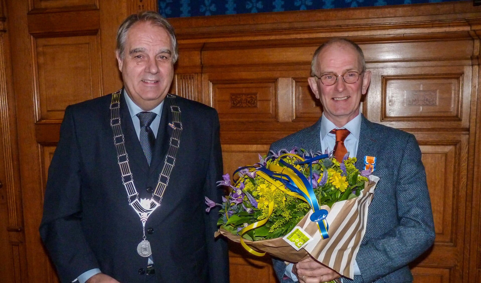 Wnd. burgemeester Bas Verkerk naast decorandus Rümke.