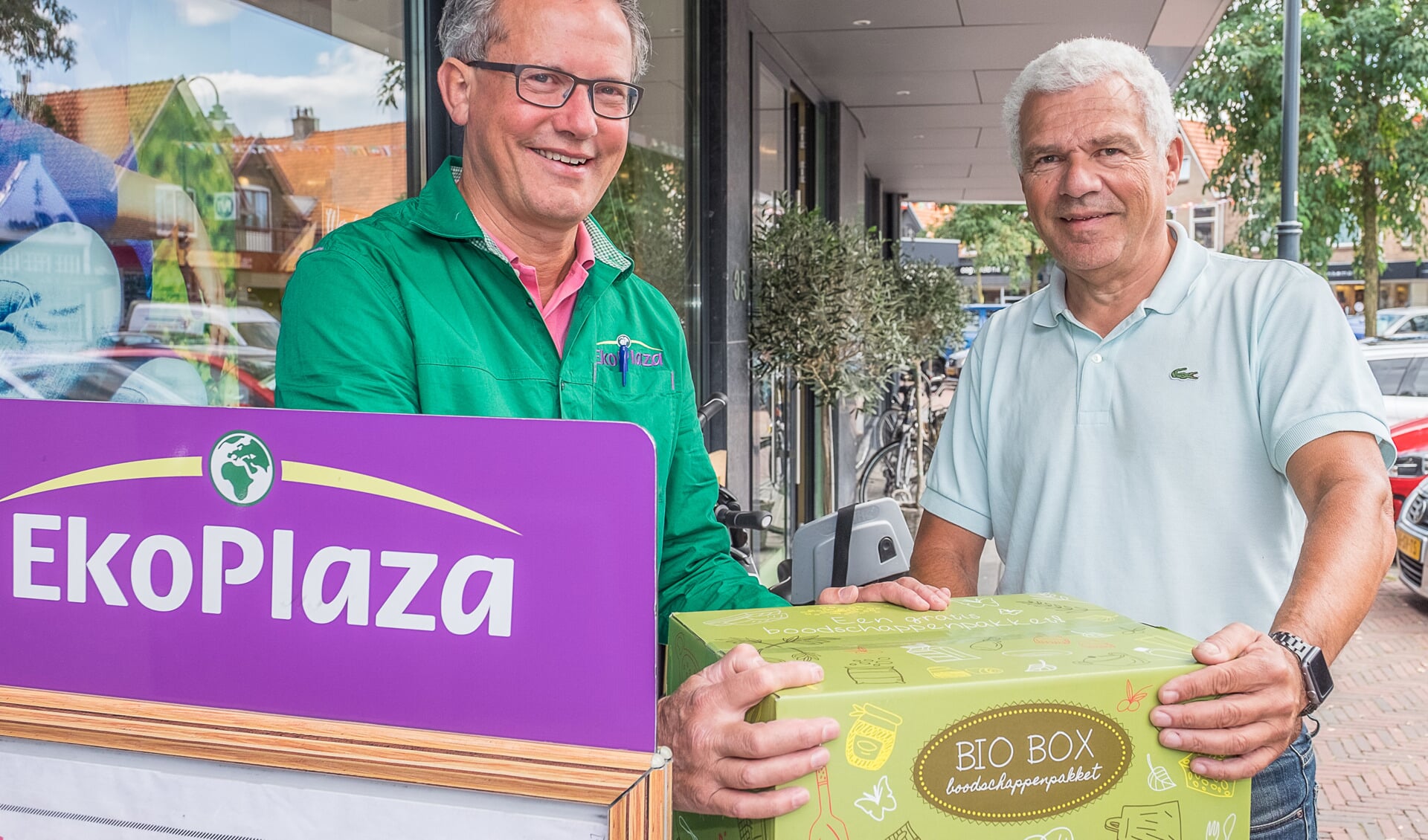 Jan Peter Oosterloo van EkoPlaza Bilthoven overhandigt de eerste 'Bio Box' aan Voedselbank-voorzitter Rob Veerman (foto: Hans Lebbe - HLP Images).
