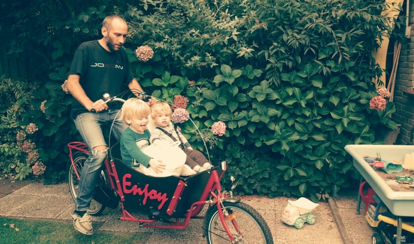 Erik den Hertog met z'n beide kinderen en de dagopbrengst aan luiers.