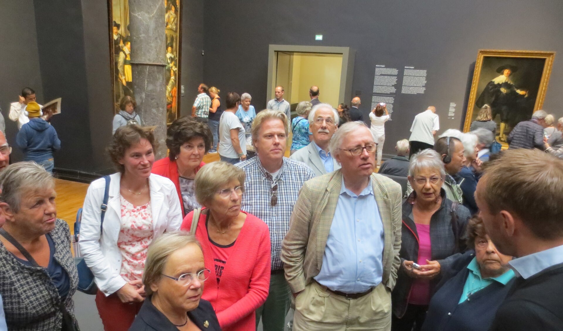 Eén van de HVM-groepen voor de portretten van Oopjen en Martin, belangstellend luisterend naar het gepassioneerde exposé van kunsthistoricus Reno Raaymakers.