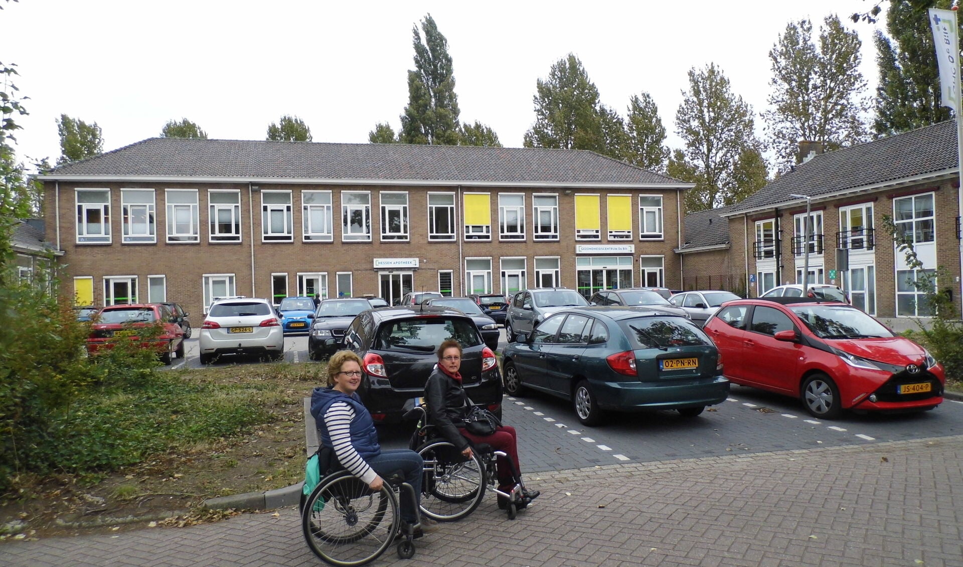 Het is lastig om het Gezondheidscentrum aan de Henrica van Erpweg te bezoeken voor mensen die gebruik moeten maken van rolstoelen, rollators, kinderwagens etc. Gevolg: iedereen gaat via de vaak drukke openbare weg.