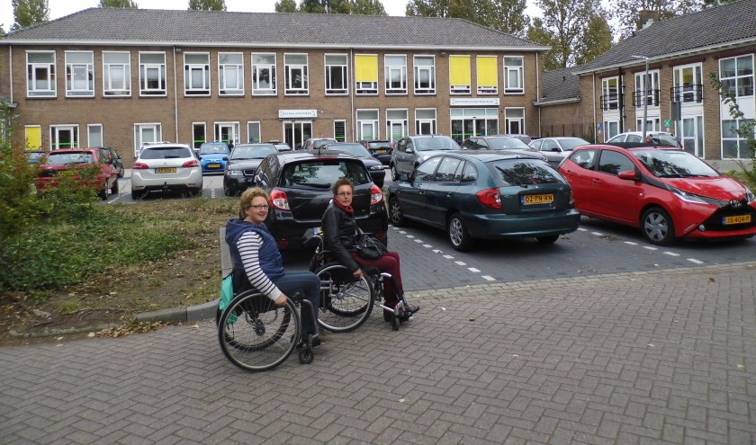 Het is lastig om het Gezondheidscentrum aan de Henrica van Erpweg te bezoeken voor mensen die gebruik moeten maken van rolstoelen, rollators, kinderwagens etc. Gevolg: iedereen gaat via de vaak drukke openbare weg.