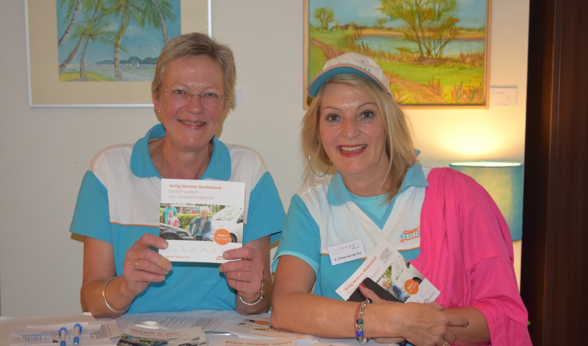 Nelleke Reitsma en Ella Prins vertegenwoordigden Veilig Verkeer Nederland.