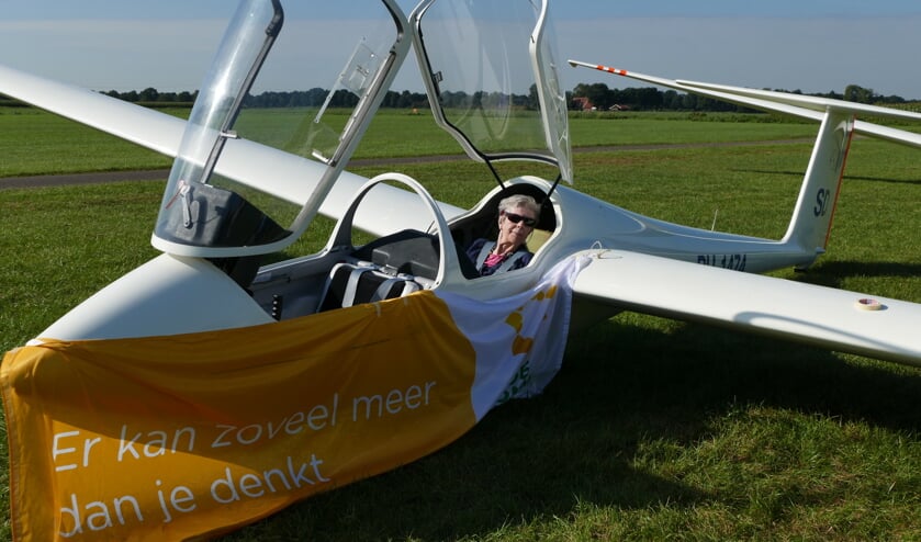 Mevrouw Westerink voelt zich op haar gemak in het zweefvliegtuig.
