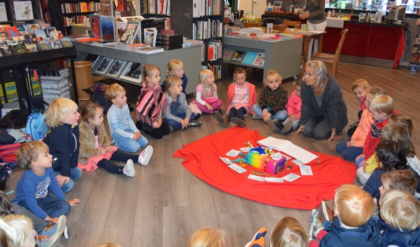 Meta Henkes leest bij de Bilthovense Boekhandel voor uit eigen werk.