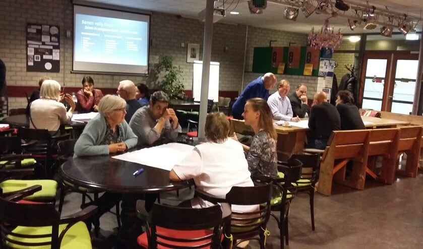 Drie groepen discussiëren over het jaarthema 'Zorgzame wijken'.