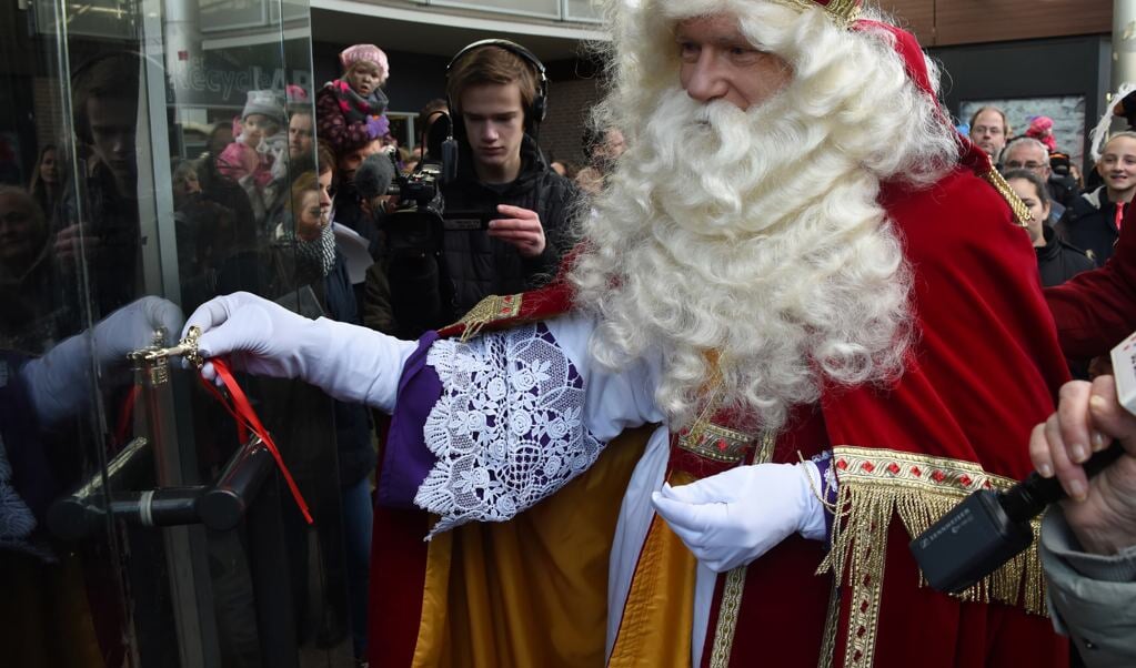 Sinterklaas opent het pakjeshuis in Bilthoven. (foto Aneo Mario Koning)