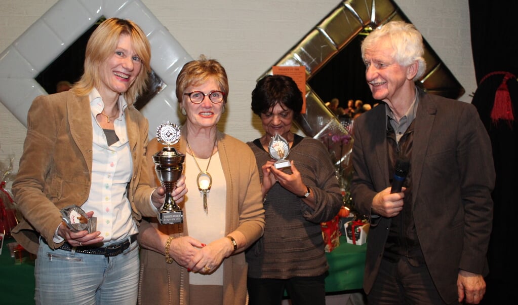 Winnaars Petra Wristers (links) en Mavis Panday geflankeerd door de organisatie. [foto Henk van de Bunt]