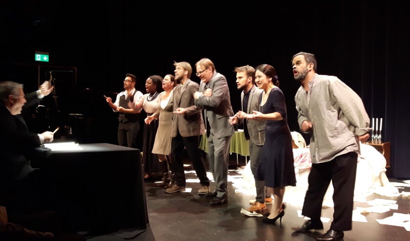 De komische eenakter Gianni Schicchi in theater Het Lichtruim te Bilthoven.